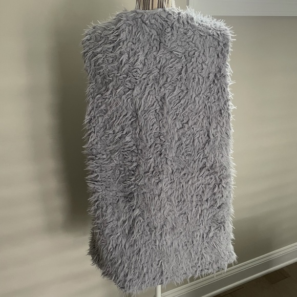 Fluffy Faux Fur Vest - Picture 8 of 12